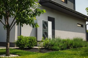 Die 3 wichtigsten Wärmepumpen-Arten 2026 bei modernem Einfamilienhaus
