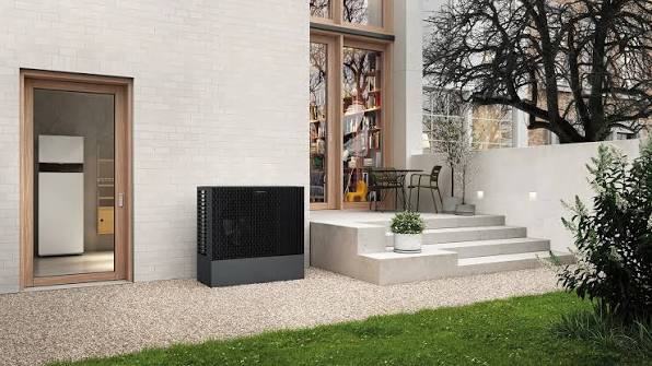 Kann eine Wärmepumpe alte Heizungen ersetzen? Moderne Wärmepumpe an einem energieeffizienten Einfamilienhaus