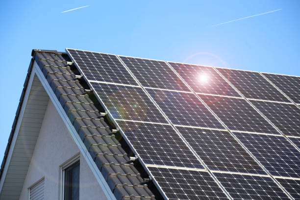 Photovoltaikanlage mit Speicher auf modernem Einfamilienhaus