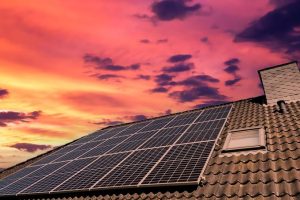 Solarstrom der Zukunft mit moderner Photovoltaikanlage auf Hausdach
