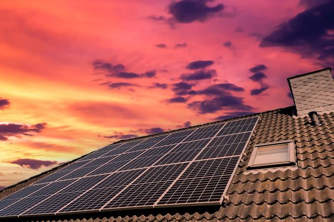 Solarstrom der Zukunft mit moderner Photovoltaikanlage auf Hausdach