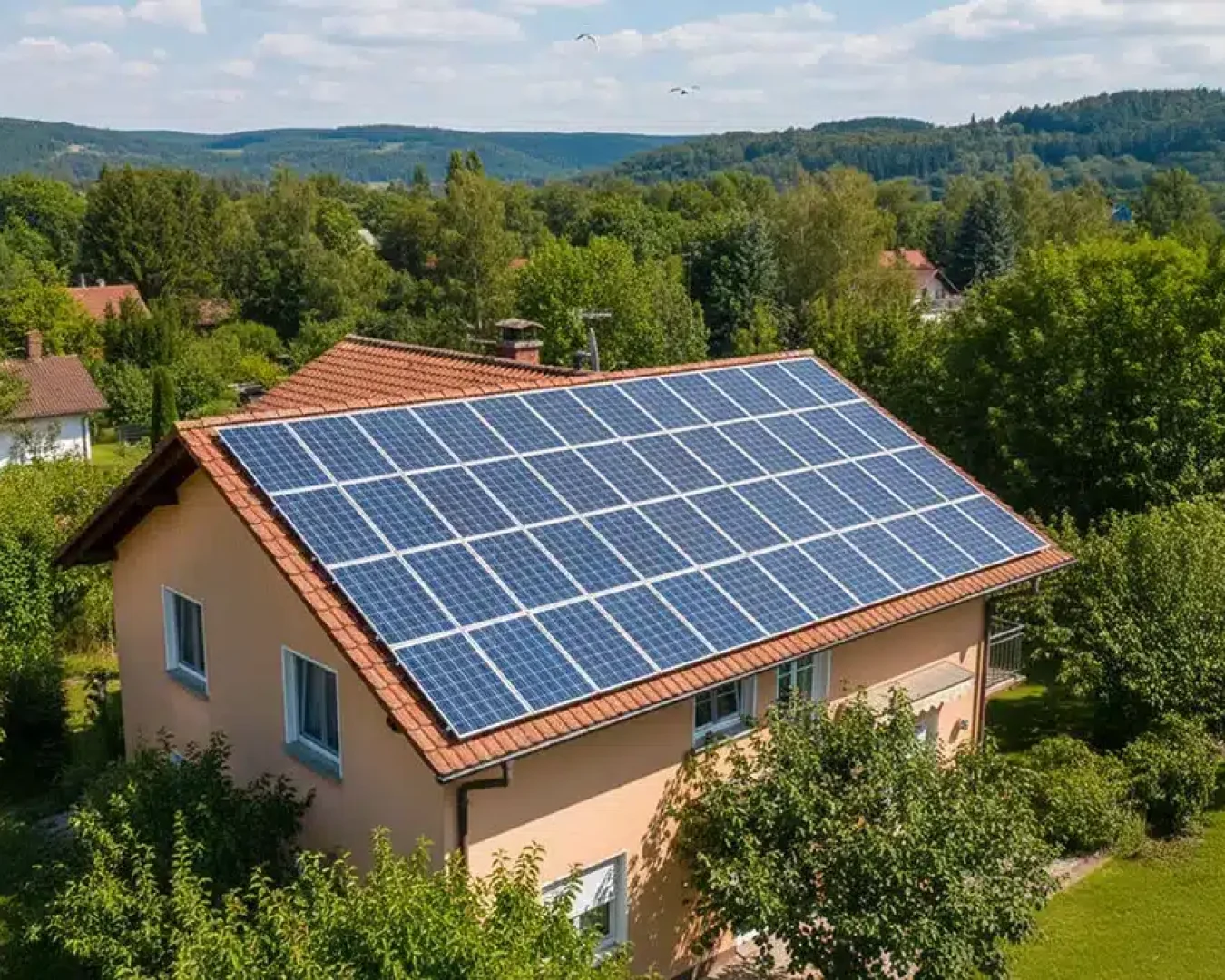 Photovoltaik Angebote 2026 vergleichen – Solaranlage auf Hausdach mit modernen Solarmodulen
