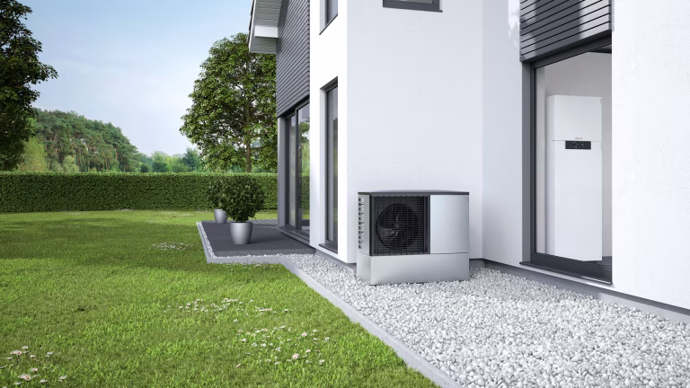 Luft-Wasser-Wärmepumpe an modernem Einfamilienhaus mit Förderung für energieeffizientes Heizen 2026