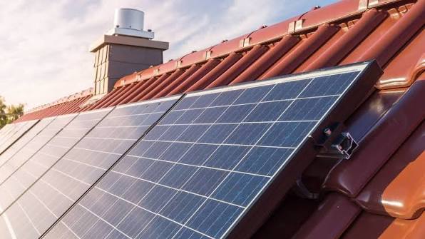 Was Ihre Stromrechnung über Ihr Haus verrät mit Photovoltaikanlage auf dem Dach
