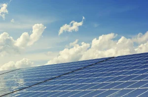 Was passiert mit überschüssigem Solarstrom bei einer modernen Photovoltaikanlage im Jahr 2026