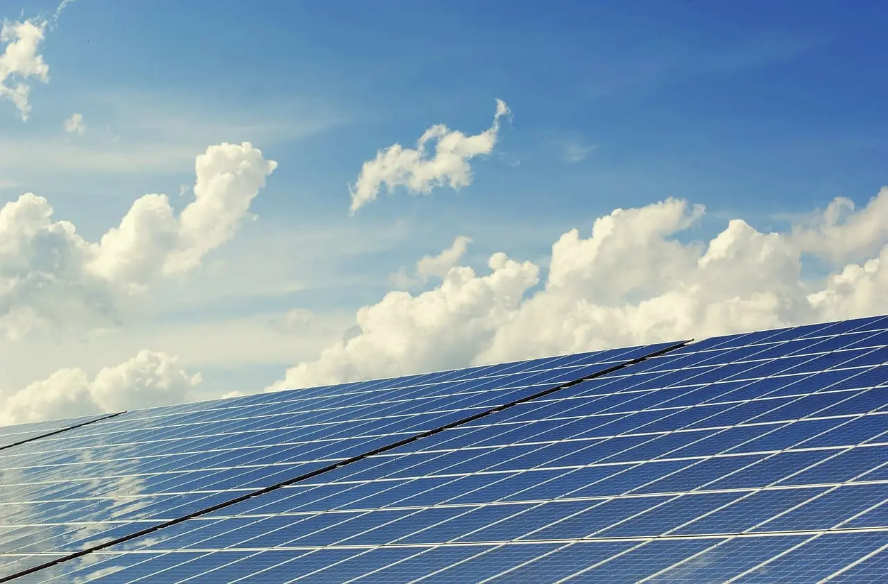 Was passiert mit überschüssigem Solarstrom bei einer modernen Photovoltaikanlage im Jahr 2026