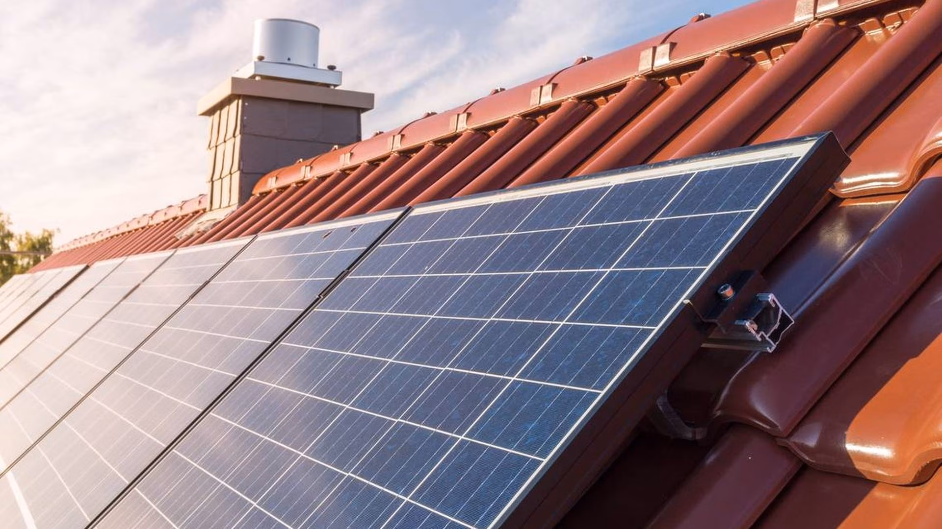 Wie funktioniert eine Photovoltaikanlage auf einem Hausdach mit Solarmodulen