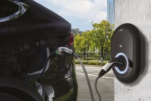 o laden Sie Ihr E-Auto mit Sonnenenergie mit Stromspeicher und intelligenter Wallbox