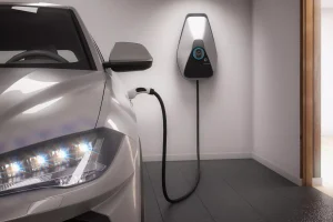 Wallbox oder Haushaltssteckdose mit Photovoltaikanlage und Solarstrom