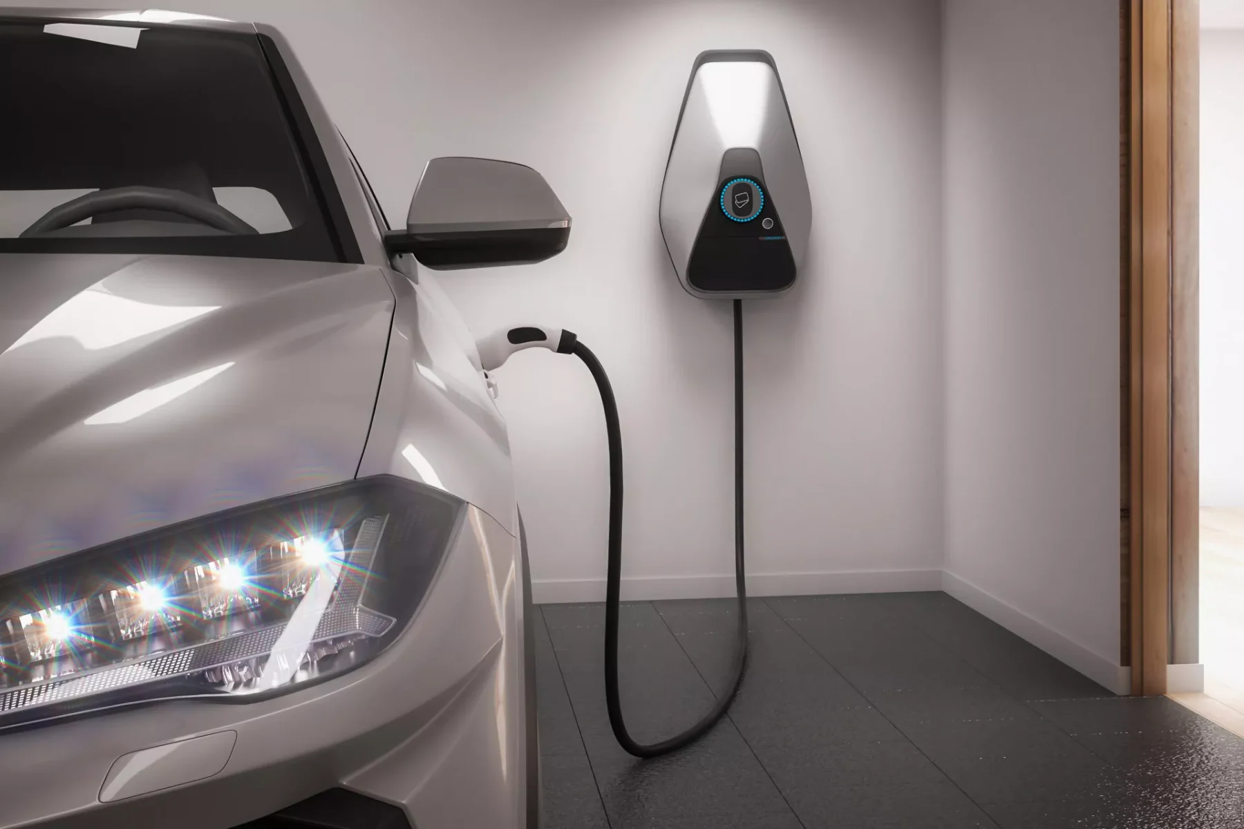 Wallbox oder Haushaltssteckdose mit Photovoltaikanlage und Solarstrom